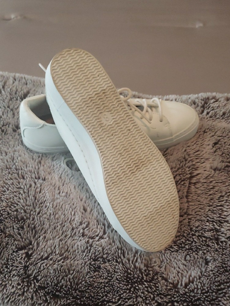 Universal Thread White Low-Top Lace-Up Sneakers — image 4 of 4